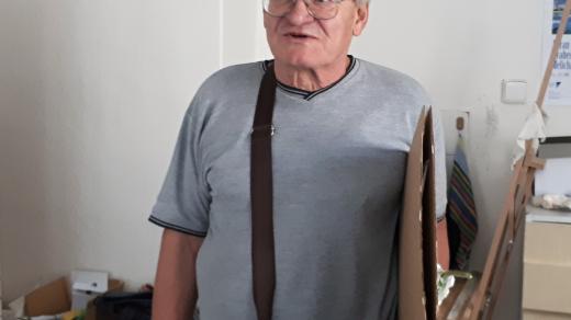 Kurz výtvarný technik vede pro ostravské seniory malíř a pedagog Josef Odráška
