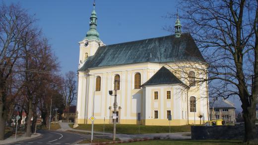 Kostel sv. Matouše  v Dolanech je monumentální stavbou a přesto se nejedná o významné turistické místo