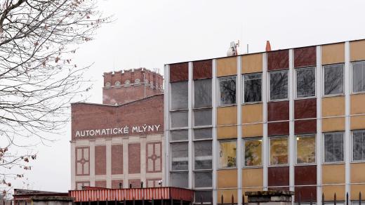 Budova, kde sídlí krajští hygienici, kontrastuje s Gočárovou budovou pardubických Automatických mlýnů
