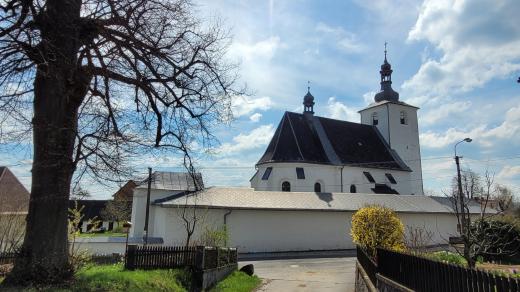 Kostel díky ambitům vypadá jako opevněná pevnost