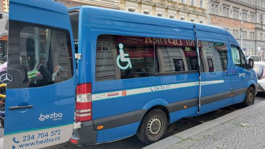 Bezba doprava zajišťuje v Praze přepravu osob se sníženou schopností pohybu a orientace