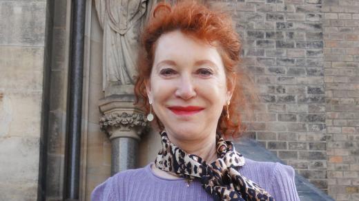 Iva Rosario před vinohradským kostelem sv. Ludmily v Praze