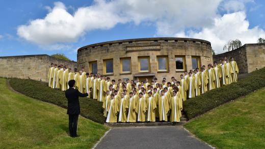 Boni Pueri natáčeli v Lidicích českou státní hymnu