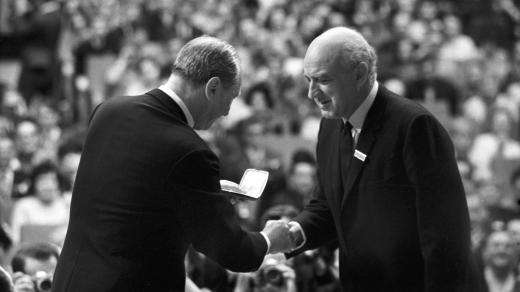 Otakar Vávra přebírá cenu za svůj film Romance pro křídlovku, Moskva 1967