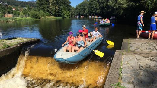 Jez Český Krumlov, vodáci, Vltava, splouvání, raft