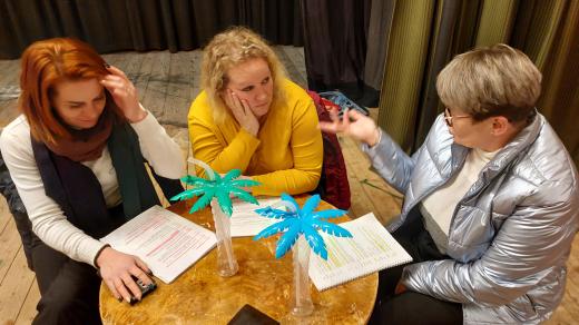 Tři grácie z Předína jsou ochotnice, které se nebojí udělat si ze sebe legraci. U diváků to očividně zabírá