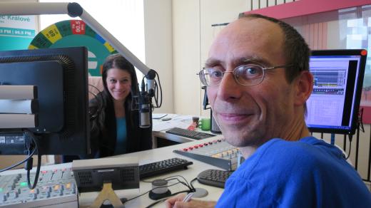 Libor Drahoňovský ve studiu Českého rozhlasu Hradec Králové spolu s Pavlou Kindernayovou