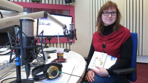 Lidmila Kábrtová se svými knížkami ve studiu Českého rozhlasu Hradec Králové
