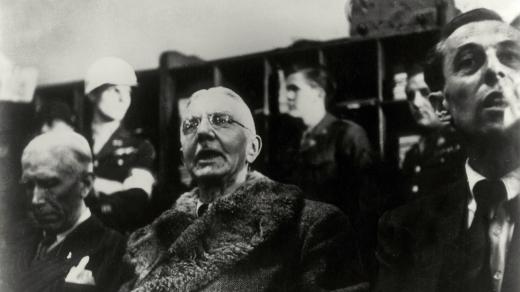 Norimberský proces v listopadu 1945, uprostřed Hjalmar Schacht