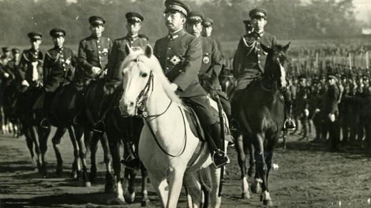 Japonský císař Hirohito během vojenské přehlídky, 31. prosince 1939
