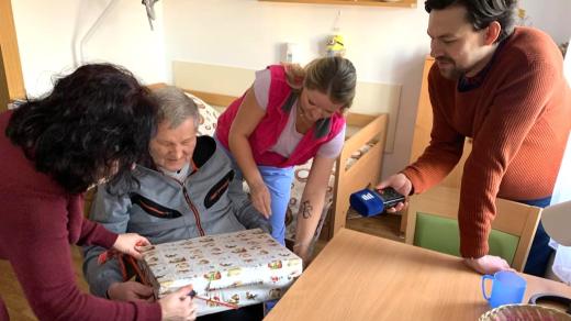 Dva klienti Domova Libníč u Českých Budějovic dostali od Ježíškových vnoučat výtvarné potřeby