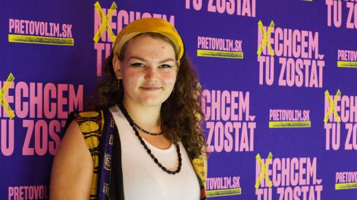 Sedmnáctiletá Katarína chce na Slovensku zůstat a učit. Její kamarádi se jí ale diví