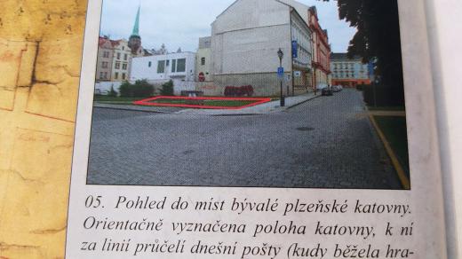 Zde stála plzeňská katovna. Foto z roku 2008, než zde vznikla nová moderní budova