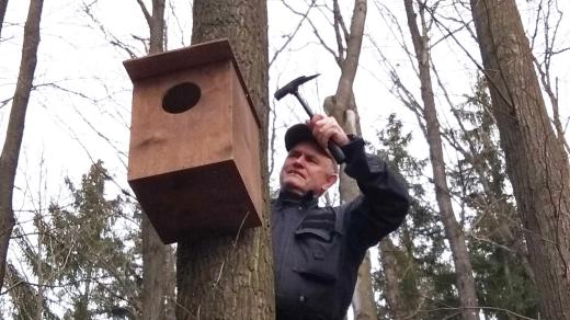 Ornitolog naleleze každý den k budkám po žebříku stovky metrů