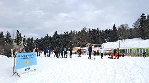 Přípravy na Jizerskou 50 na bedřichovském stadionu