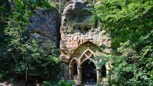 Průčelí Skalní kaple v Modlivém dolu