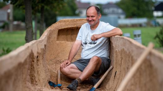 Archeolog Radomír Tichý dokončuje v Archeoparku Všestary plavidlo vydlabané z jednoho kusu kmene
