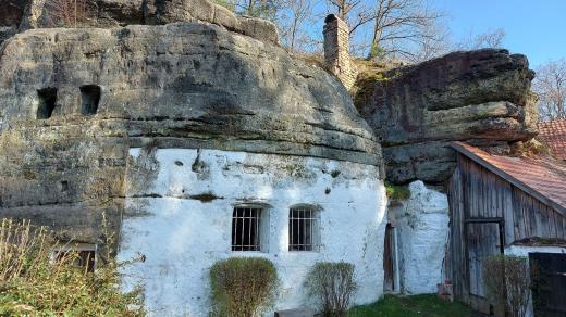 Skalní obydlí ve Lhotce u Mělníka vybudované v pískovcovém masivu