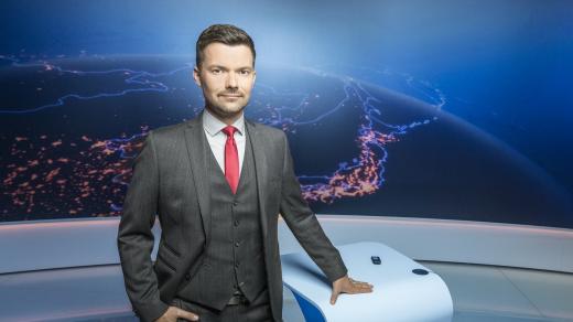 Moderátor Tomáš Drahoňovský ve studiu zpravodajské televize ČT24
