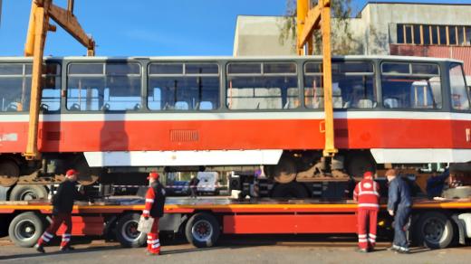 Pražský dopravní podnik naložil na kamiony první čtyři vyřazené tramvaje, které daruje válkou poničenému městu Charkov na Ukrajině