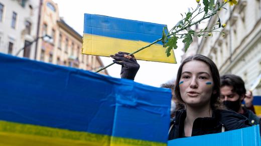 Happening herců a hudebníků Národního divadla a studentů herectví na podporu Ukrajiny 24. února 2022 na náměstí Václava Havla v Praze