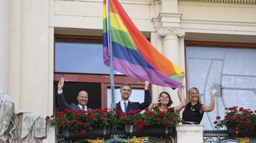 Zleva náměstek primátora Petr Hlubuček (STAN), primátor Zdeněk Hřib (Piráti), ředitelka festivalu Prague Pride Hana Kulhánková a radní Hana Třeštíková (Praha Sobě) vyvěsili 5. srpna 2019 na budově Nové radnice v Praze duhovou vlajku