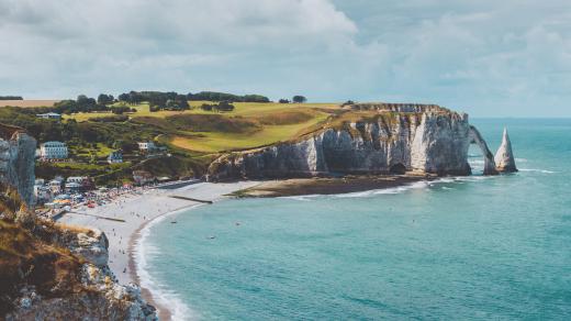 Francouzské pobřeží v obci Étretat