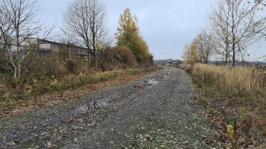 Tudy vedla železniční trať mezi Plzní a Chrástem u Plzně