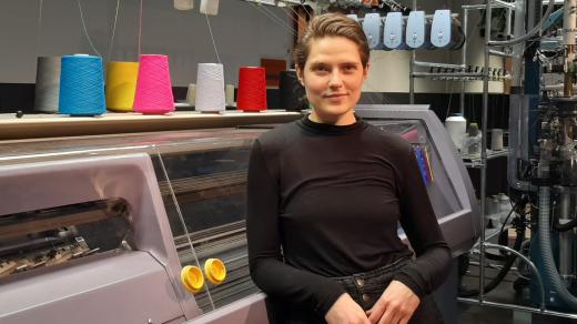 Zuzana Ševčíková u pletacího stroje