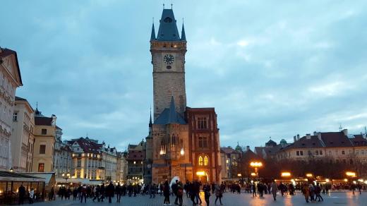 Staroměstská radnice s věží v podvečer