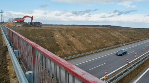 Stavba odpočívadla u dálnice D3 nedaleko Chotýčan na Českobudějovicku