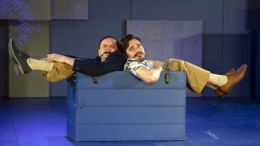 Jan Vlas a Vojtěch Kotek v divadelní inscenaci Werich, Letní scéna Musea Kampa