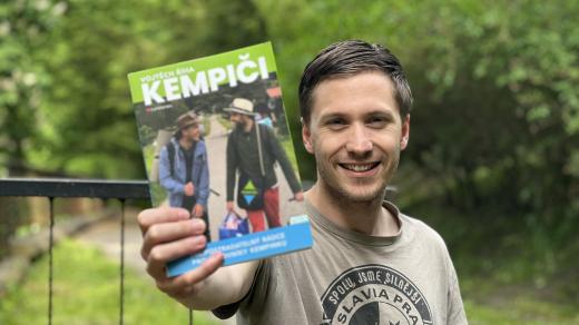 (Ne)postradatelný rádce pro milovníky kempinku aneb Triky Kempičů, jak přežít v českých kempech