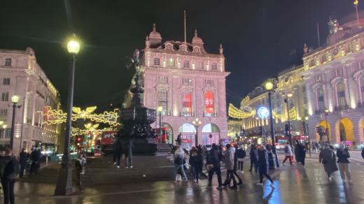 Povrch náměstí se leskne deštěm, sníh v Londýně padal naposledy za Dickense...