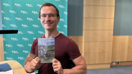 Jaroslav Irovský s knihou Psí život
