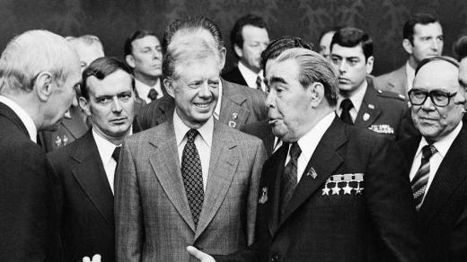 Vlevo americký prezident Jimmy Carter se sovietským prezidentem Leonidem Iljičem Brežněvem (vpravo) v roce 1979 ve Vídni