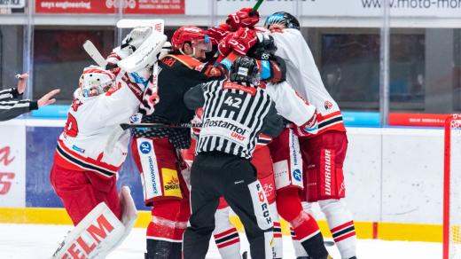 Do jedné z bitek v zápase Olomouce s Hradcem Králové se zapojil i brankář Jan Lukáš