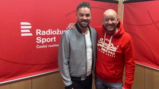 Bývalý fotbalista Petr Švancara s moderátorem pořadu Na place Pavlem Nečasem