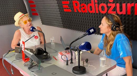 Vilma Cibulková během rozhovoru s Lucií Výbornou v mobilním studiu Radiožurnálu