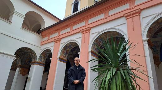 Páter Jakub Zentner v poutním areálu Římov