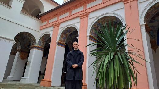 Páter Jakub Zentner v poutním areálu Římov