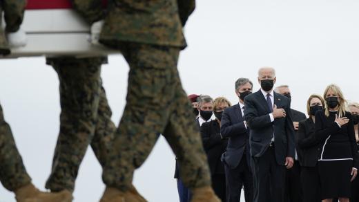 Prezident Joe Biden se na základně Dover ve státě Delaware při převozu obětí z Afghánistánu