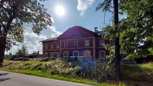 Na nádraží v Horní Cerekvi teď lidé z centra musejí docházet zhruba jeden kilometr pěšky