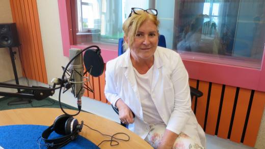 MUDr. Irena Krčmová ve studiu Českého rozhlasu Hradec Králové