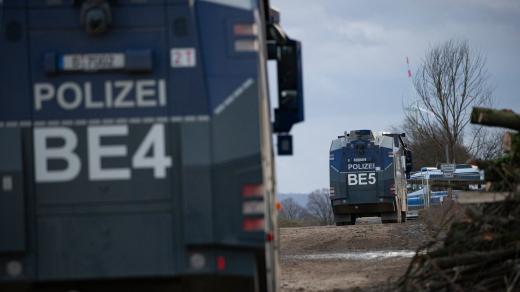 Policejní vodní děla u západoněmecké vesnice Lützerath