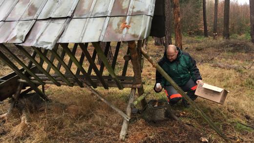 Myslivci na Děčínsku musí teď v zimě odvážet od krmelců nevhodnou potravu