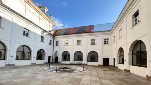 Manželé Fučíkovi koupili klášter v Nové Pace. Teď už v něm pomáhá lidem Život bez bariér