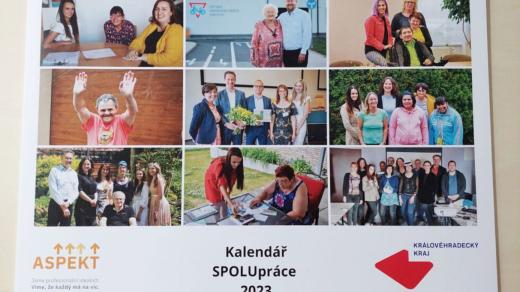 Netradiční kalendář neziskové organizace Aspekt. Modelem a modelkou se stali handicapovaní lidé