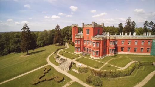 Brožura s tipy na výlety obsahuje místa, kam se turisté dostanou veřejnou dopravou - Hrádek u Nechanic