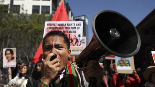 Protesty v Myanmaru (v Barmě) /People take part in a march to protest against the coup in Myanmar near the venue for the Australia-ASEAN (Association of Southeast Asian Nations) summit in Melbourne on March 4, 2024./